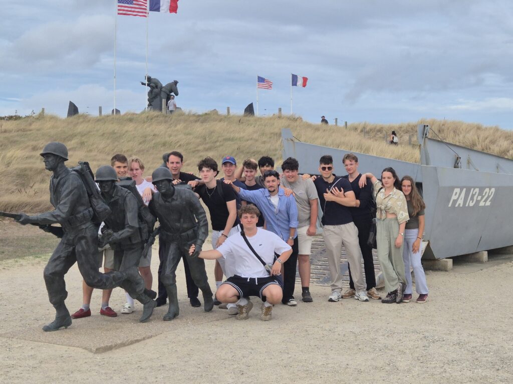 Gruppenfoto bei den Soldatenstatuen am Utah Beach