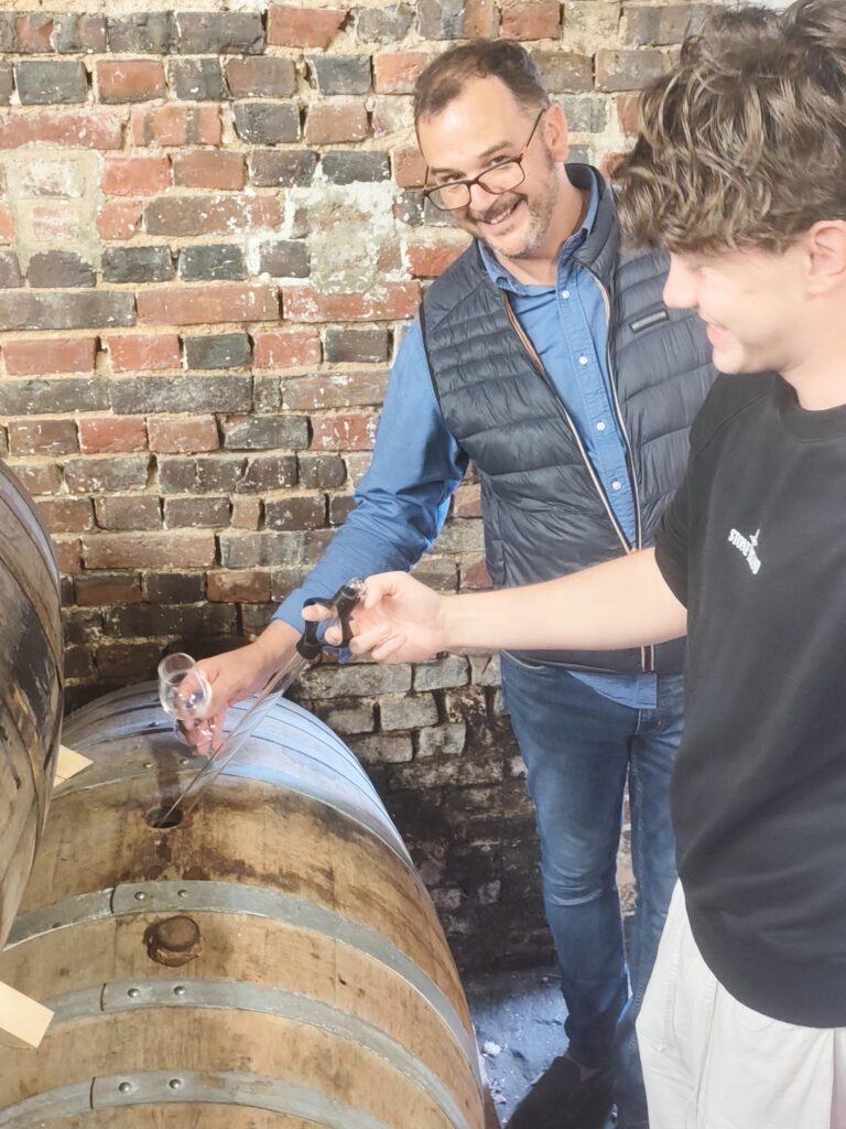 Kostprobe direkt aus dem Holzfass am Cidre-Hof