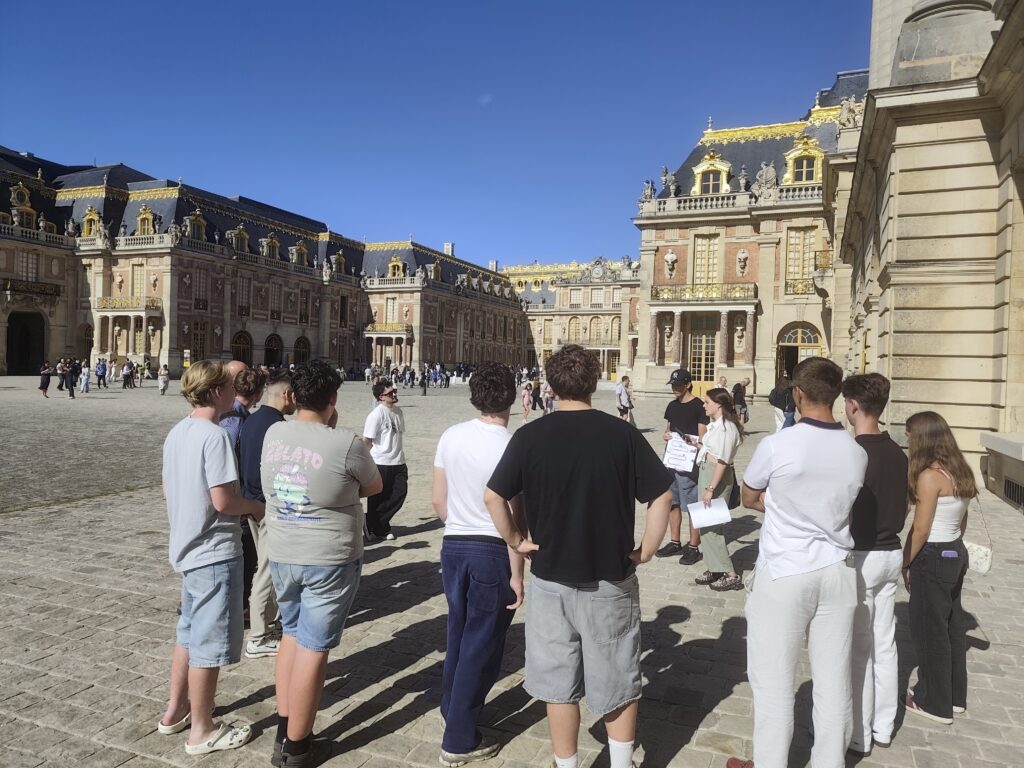 Gruppe im Ehrenhof von Schloss Versailles